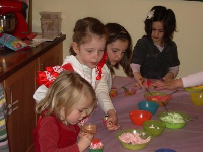 Sixth birthday party 006 cupcake icing.JPG