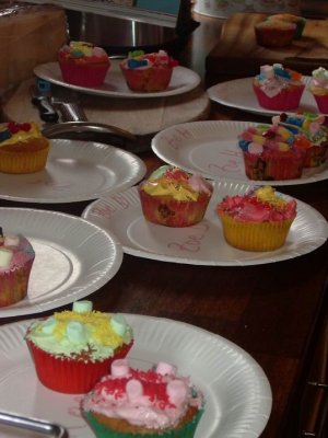Sixth birthday party 008 cupcake icing.JPG