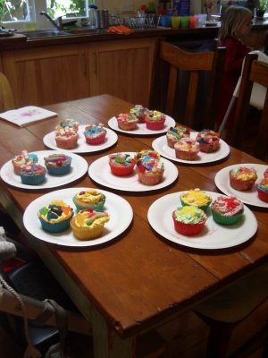 Sixth birthday party 009 cupcake icing.JPG