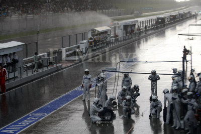 Sauber team waiting for car in the rain