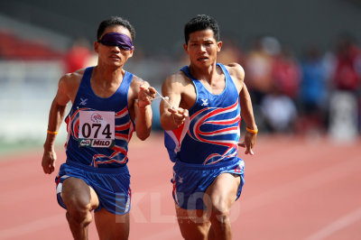 Thailand's Kitsana Jorchuy (074) winning the Men's 100m T11 race (1CWS1424.jpg)