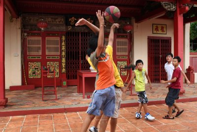 Basketball : Mid-air duel