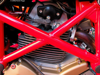 Ducati Hypermotard 1100S : Red Steel Frame