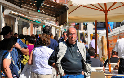 Shops, bars, restaurants, monuments, a lot of people want to visit Murano