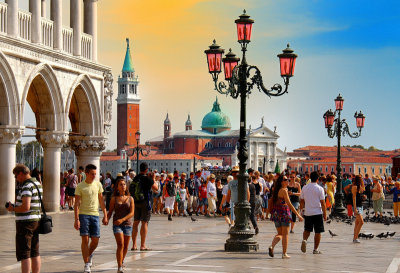 Vertical waves: a colorful Postcard from Venice for all PBasers!