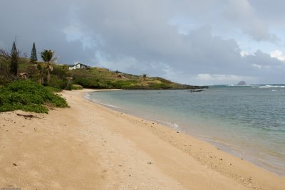 C0830 One of the many beaches, Mohuko`oniki Island on the right