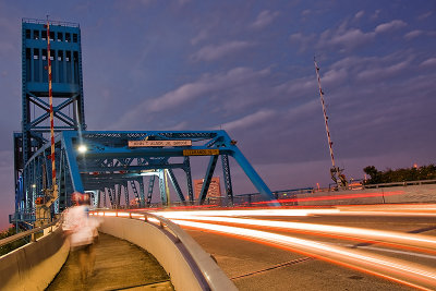 Traffic on the Main Street Bridge