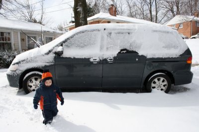 Frente al carro el abuelo