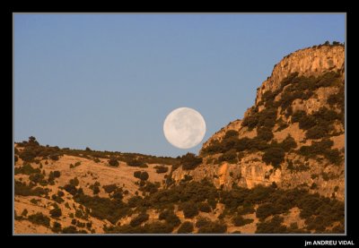 la lluna s'amaga al Buscarró