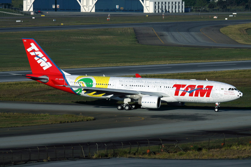 TAM AIRBUS A330 200 GRU RF IMG_4354.jpg