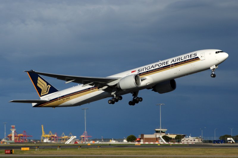 SINGAPORE AIRLINES BOEING 777 300ER SYD RF IMG_4993.jpg