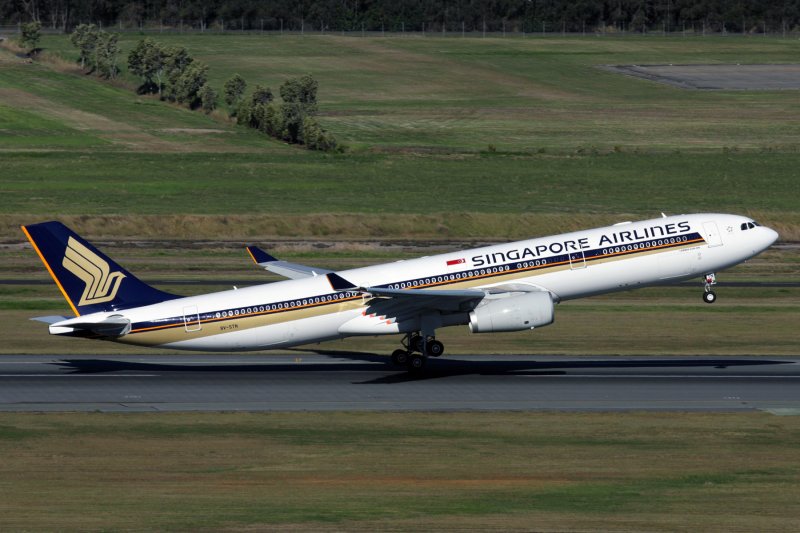 SINGAPORE AIRLINES AIRBUS A330 300 BNE RF IMG_1794.jpg