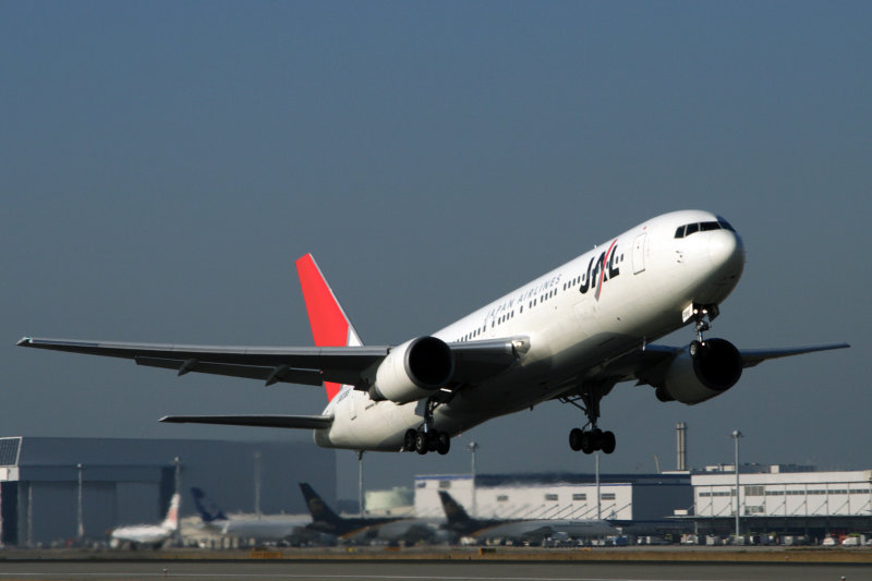 JAPAN AIRLINES BOEING 767 300 KIX RF IMG_5490.jpg