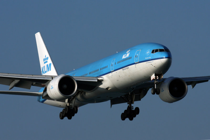 KLM BOEING 777 200 KIX RF IMG_2088.jpg