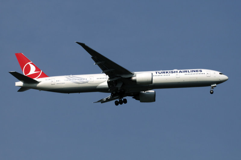 TURKISH AIRLINES BOEING 777 300ER BKK RF IMG_8978.jpg