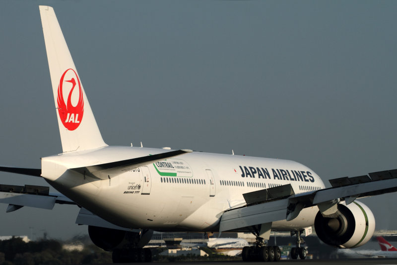 JAPAN AIRLINES BOEING 777 200 SYD RF IMG_6495.jpg