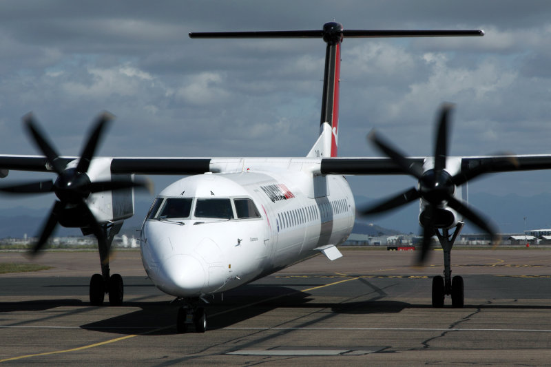 QANTAS LINK DASH 8 400 TSV RF IMG_7072.jpg