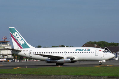 STAR AIR BOEING 737 200 SUB RF 1841 5.jpg