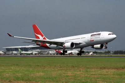 QANTAS AIRBUS A330 200 BNE RF 1812 3.jpg