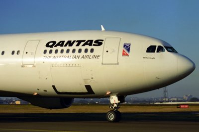 QANTAS AIRBUS A300 SYD RF 938 8.jpg