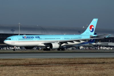 KOREAN AIR AIRBUS A330 300 KIX RF IMG_8604.jpg