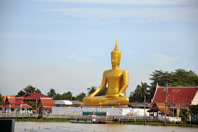 Sitting Buddha facing Koh Kret