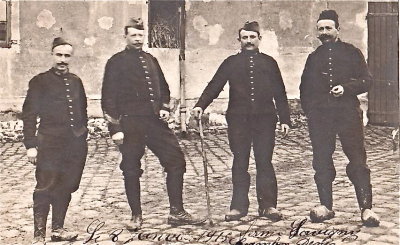 soldats en 1915 dans la cour de Savigny