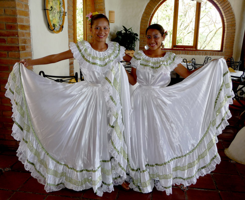 P1110347dancers.jpg