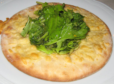 Pizza Blanca con parmesano fundido y rucula