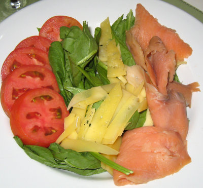 Salmon ahumado, hojas de espinaca, queso gruyere y tomate