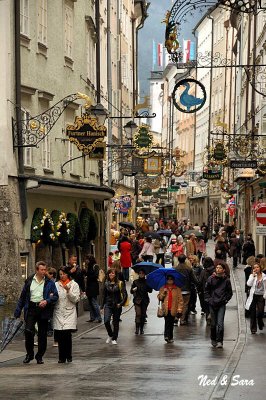 walking in the rain on Getreidegasse