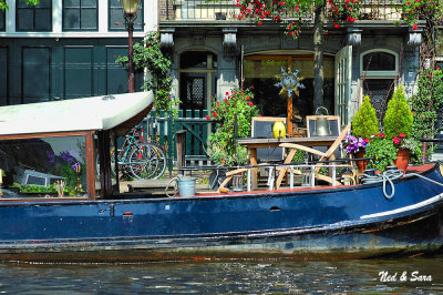 hundreds of permanent houseboats along the canals