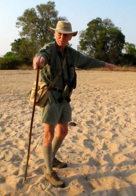 Phil tells a story, Kuyenda walking safari