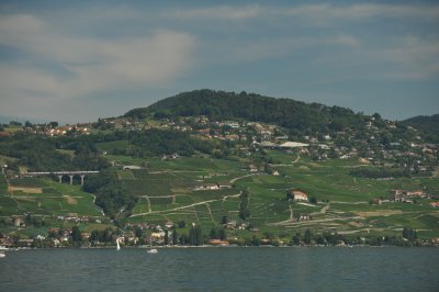 The beginning of the lake shore that leads to the UNESCO protected are of Lavaux. Do you see the train that goes to Bern ?
