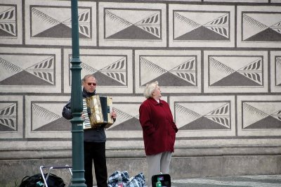 musicians in front of archibiskupsky palac