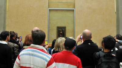 posing Mona Lisa