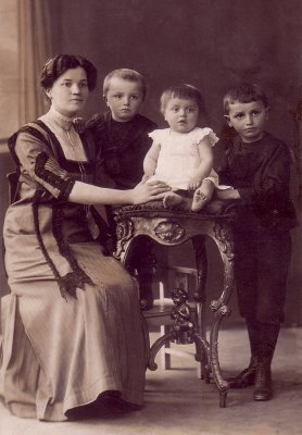 Katarina, Stjepan, Ivan + Josip Vukusa cc 1915