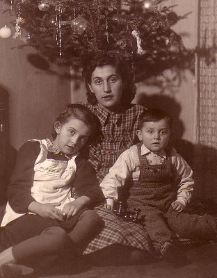 Nena, Ela + Mladen Vukusa cc 1948