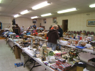 panarama view of class yard sale