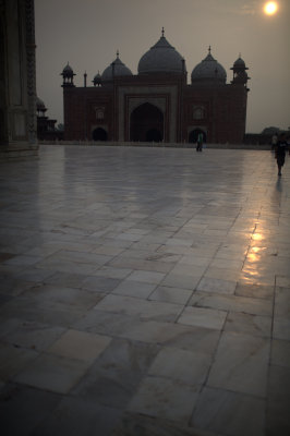 Eastern mosque on side of Taj Mahal