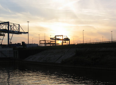 Sonnenuntergang am Logport-Hafen