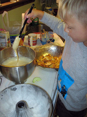 Simon helps bake apple cake