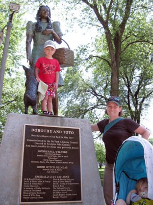 Visiting Dorothy (and Toto) at Oz Park