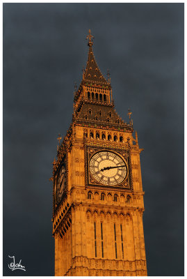 London - Big Ben catches the last rays of sun.jpg