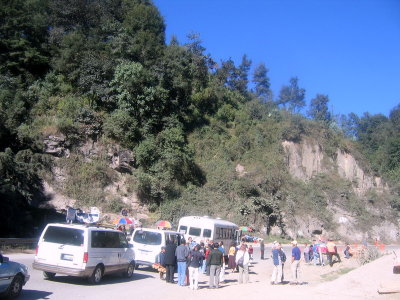 Nous sommes sur la route pour le lac Atitlan. Arrt d'une heure car travaux de construction. IMG_3258.JPG