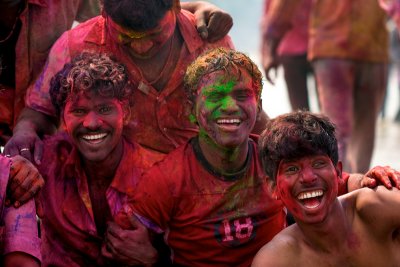 Playing Holi in Mumbai, Juhu Beach