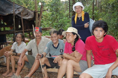 Group photo with Jamalang n wife.
