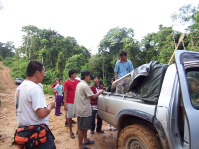 8am at the road. 8 Penan elders follow us including 2 kids to Lg Napir