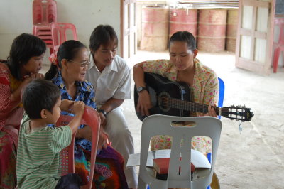 Juli plays the guitar and sing the gospels.
