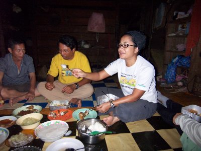 Use a splitted front bamboo into the sago, roll it into a lollipop, soaked into a sauce and swallow it. That's the way to eat